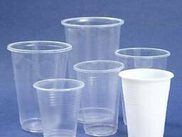 Одноразовый пластиковый стаканы в разных размерах и ланчики